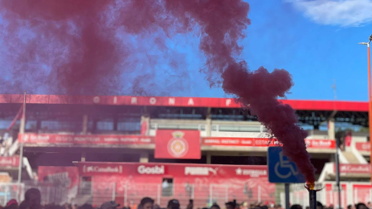 L&#039;afició esperant l&#039;equip a Montilivi abans del Girona-Tenerife