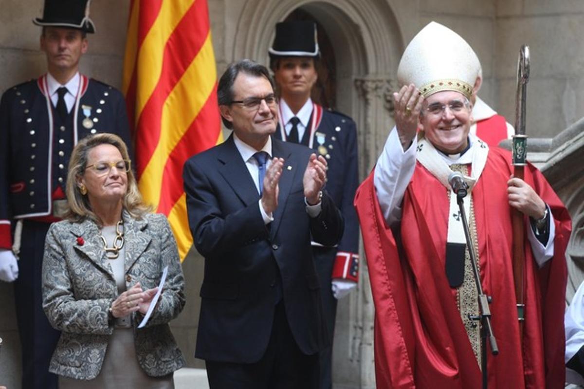 El presidente Artur Mas este martes junto al cardenal arzobispo de Barcelona, Lluís Martínez Sistach, en el Palau de la Generalitat. A su izquierda, su esposa, Helena Rakosnik.