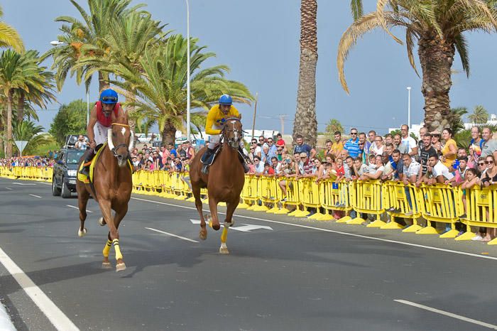 Carrera de caballos con motivo de las fiestas de ...