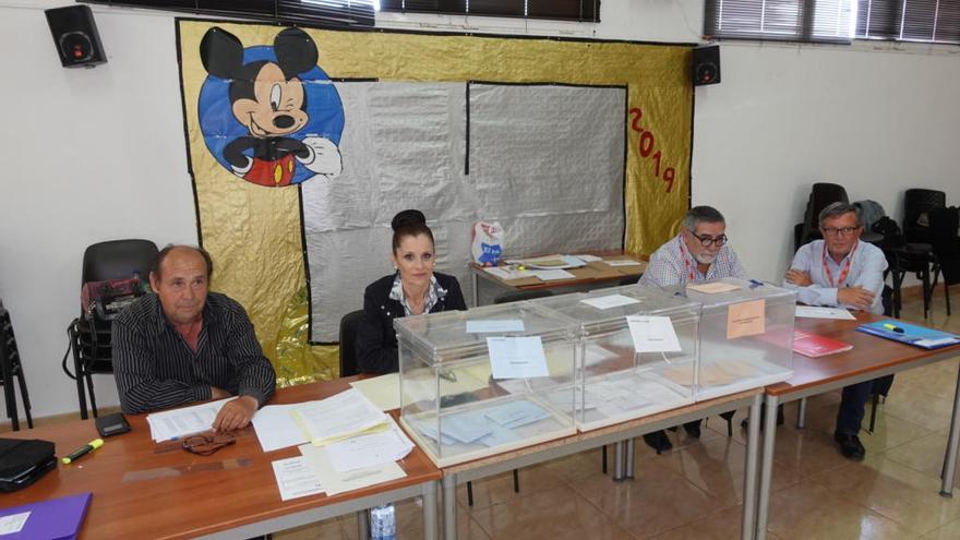 La mesa electoral de Benizar, sin apenas votos en las urnas.