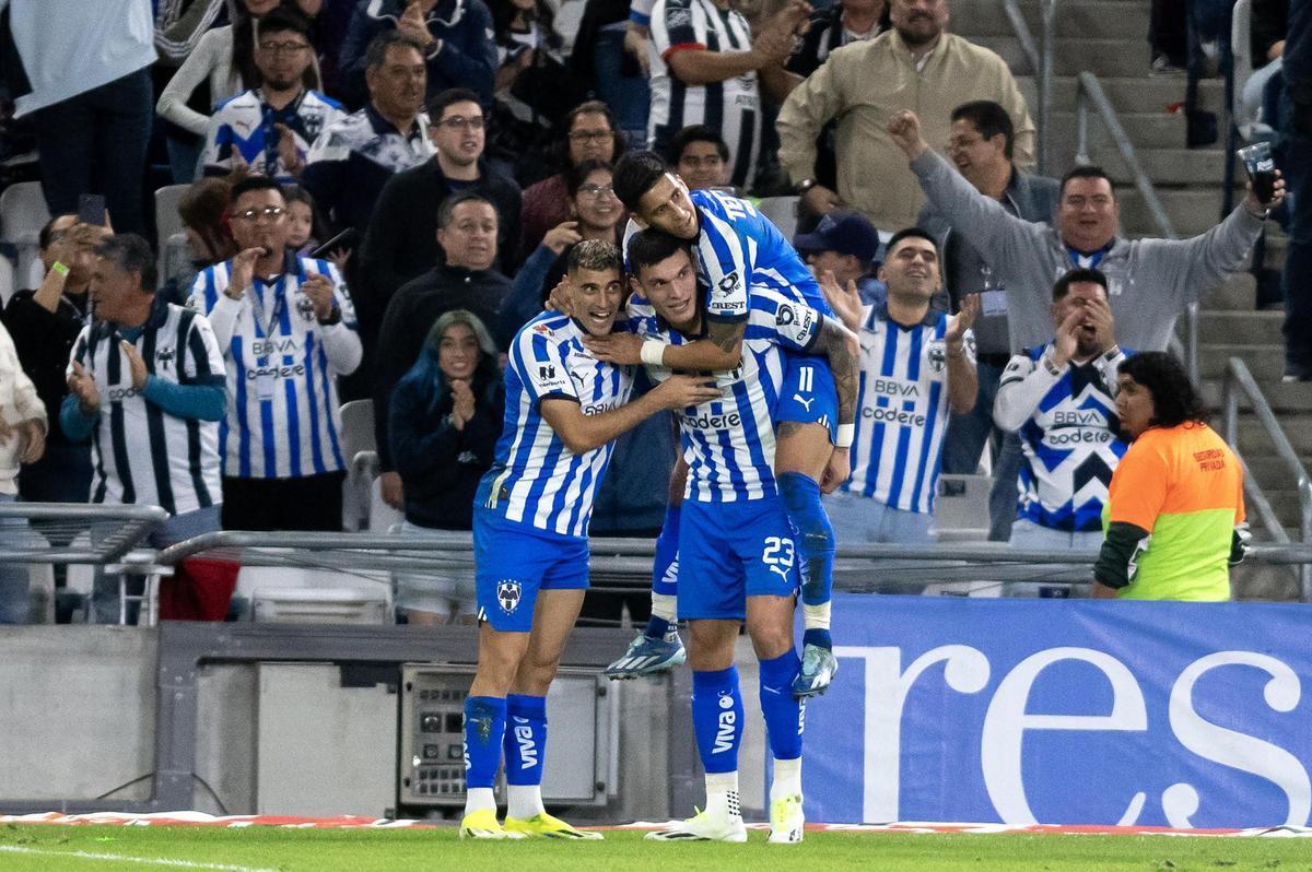 Jugadores de Monterrey celebran un gol ante el Atlético San Luis.