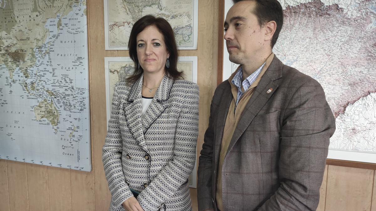 Laura Paredes, la nueva directora general de Transportes y Logística de la Junta, junto al alcalde de Benavente, Luciano Huerga, en la sede del CTLB