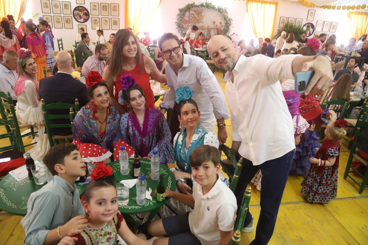 El ambiente familiar gana protagonismo en el recinto ferial pese al calor de la jornada