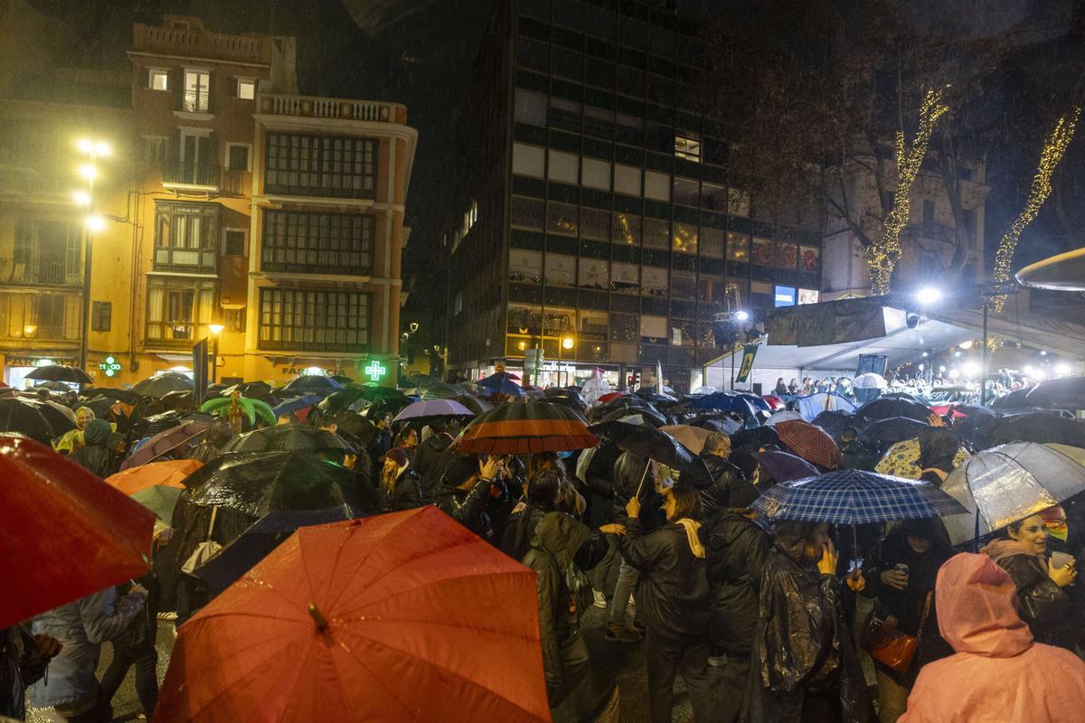 FOTOS | Las cofradías rinden un emotivo minuto de silencio por las víctimas del accidente de Córdoba: "Hemos decidido continuar con las fiestas para celebrar la vida"