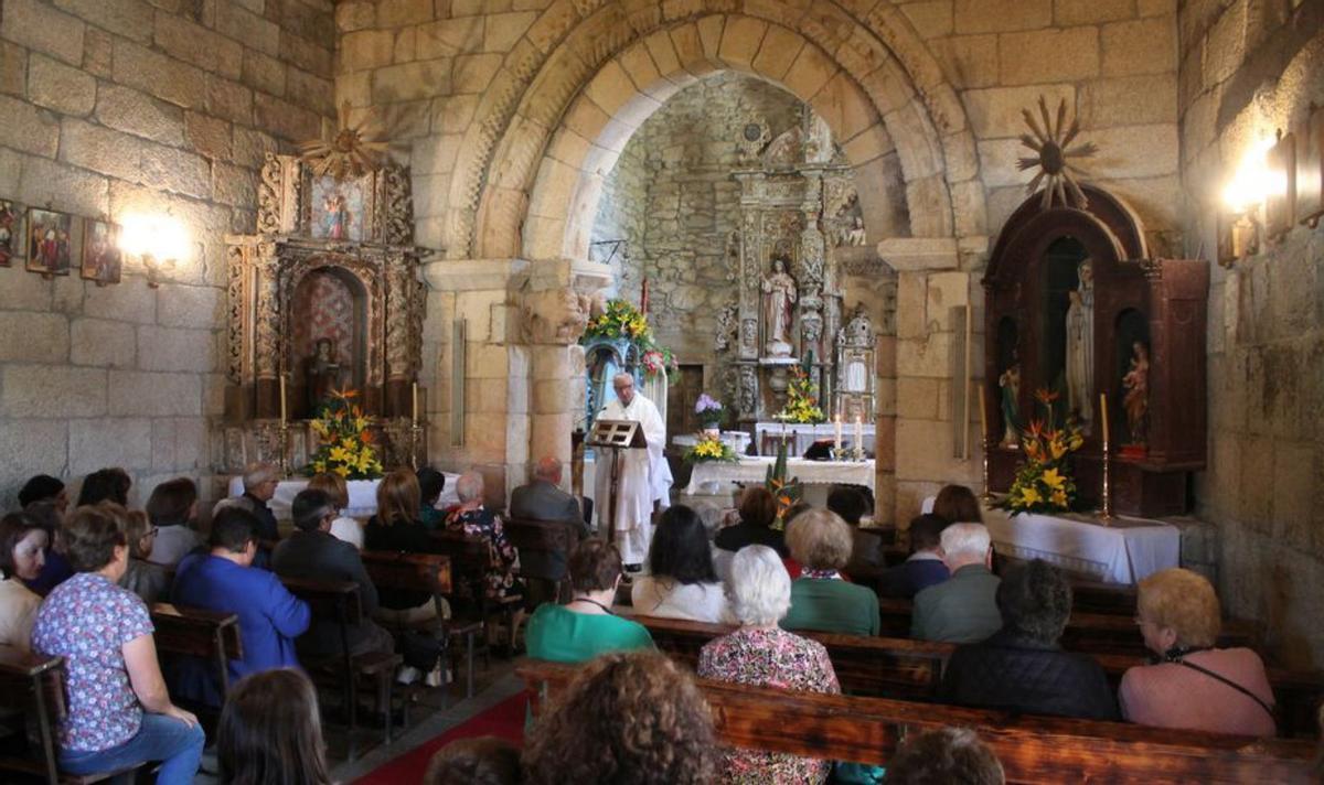 A misa na igrexa románica de San Xoán de Camba.