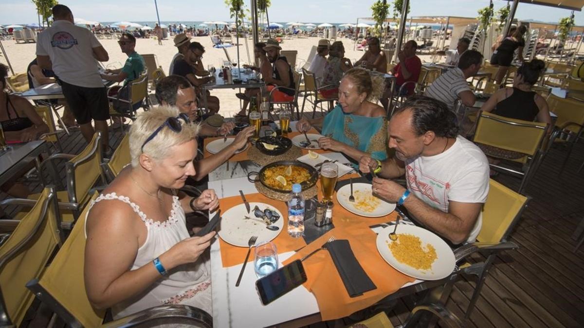 Chiringuito lleno en Salou, el viernes.