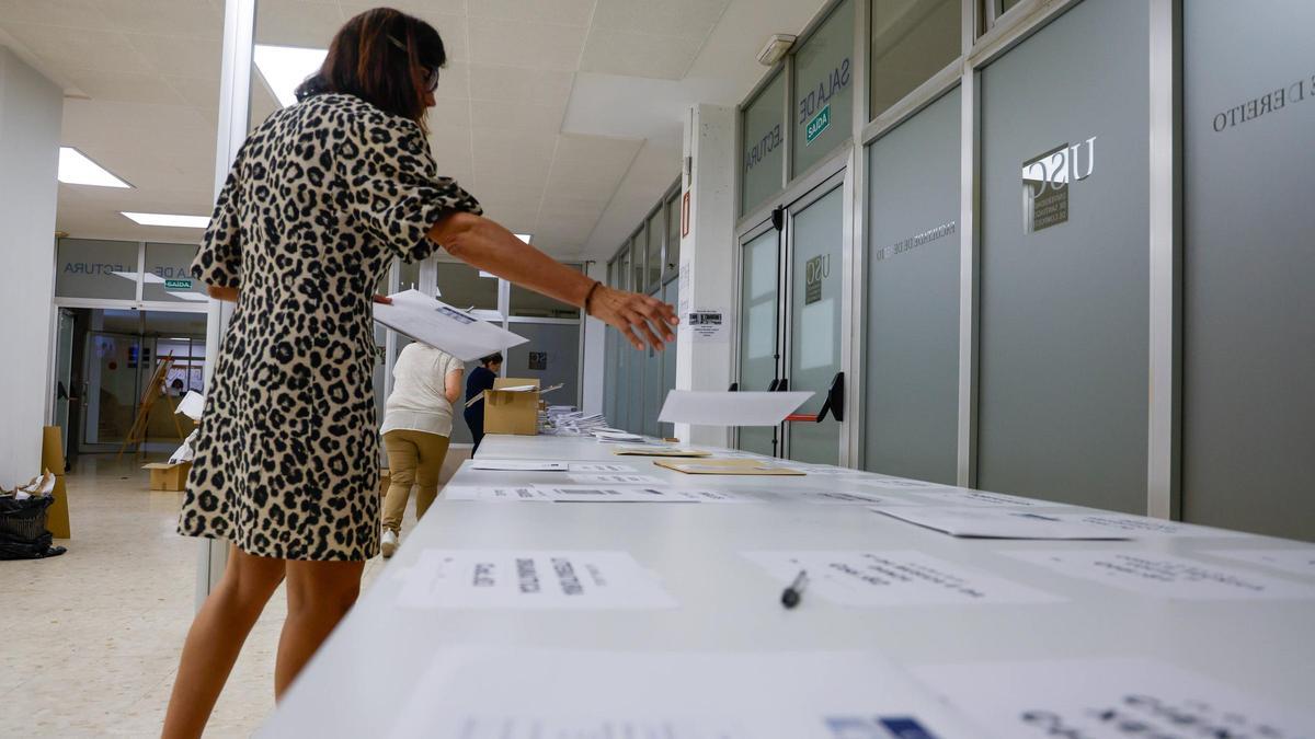 Trabajadores ordenan los exámenes de selectividad del año pasado.