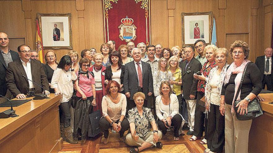 Baltar recibió ayer en la Diputación a emigrantes de la Casa de Ourense en Buenos Aires.  // I. Osorio