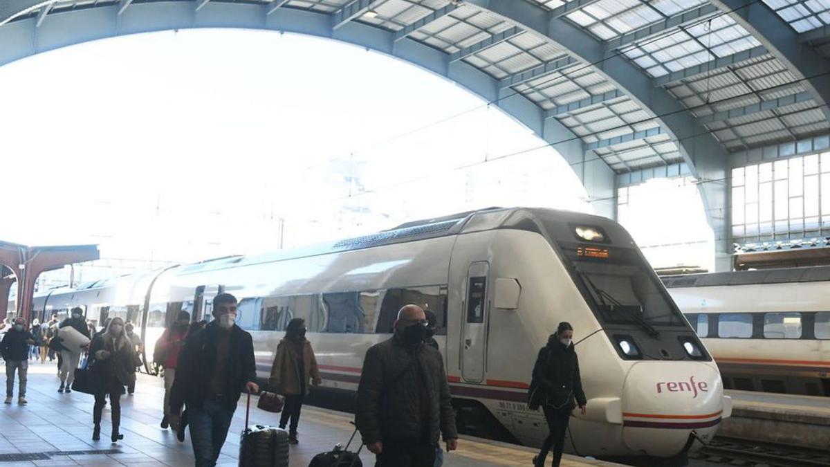 Viajeros en la estación de ferrocarril de A Coruña.   | // ARCAY/ROLLER AGENCIA