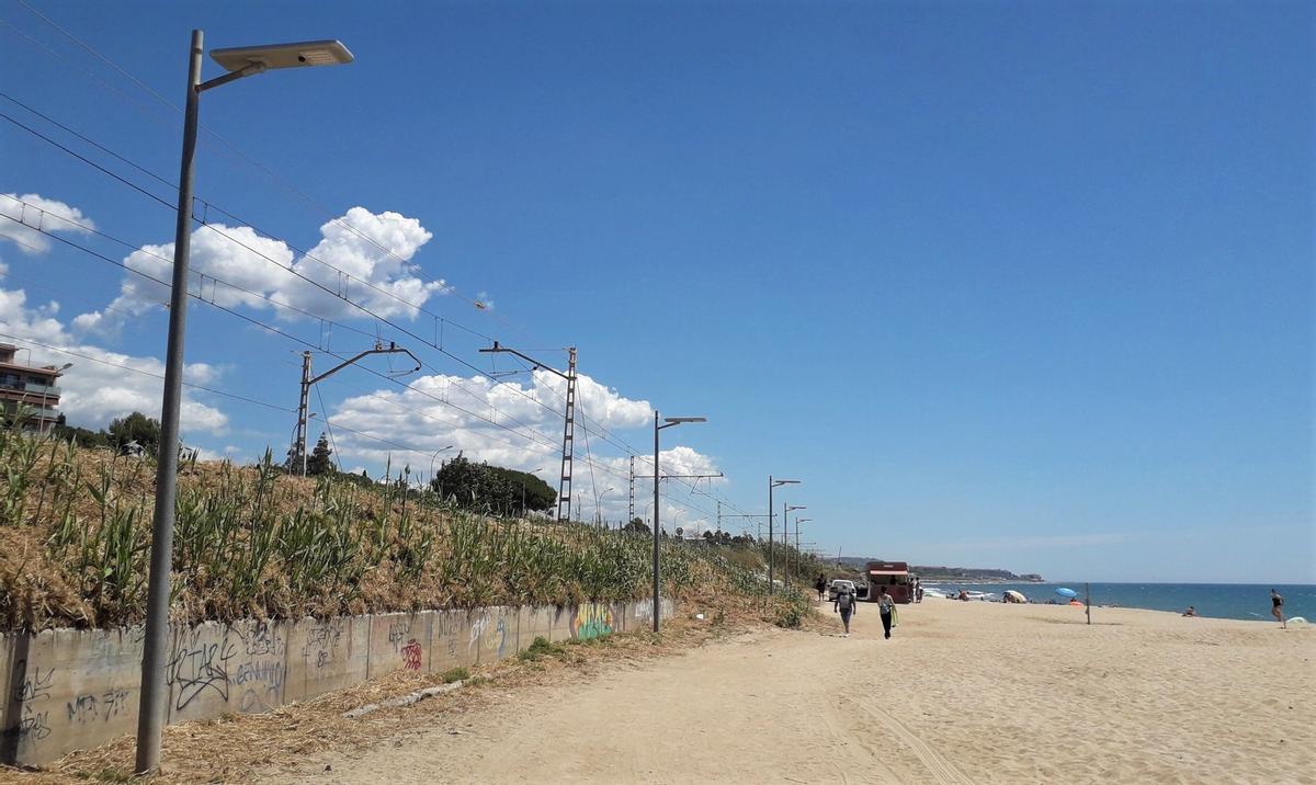 La platja de Sant Simó de Mataró s’il·lumina amb fanals solars