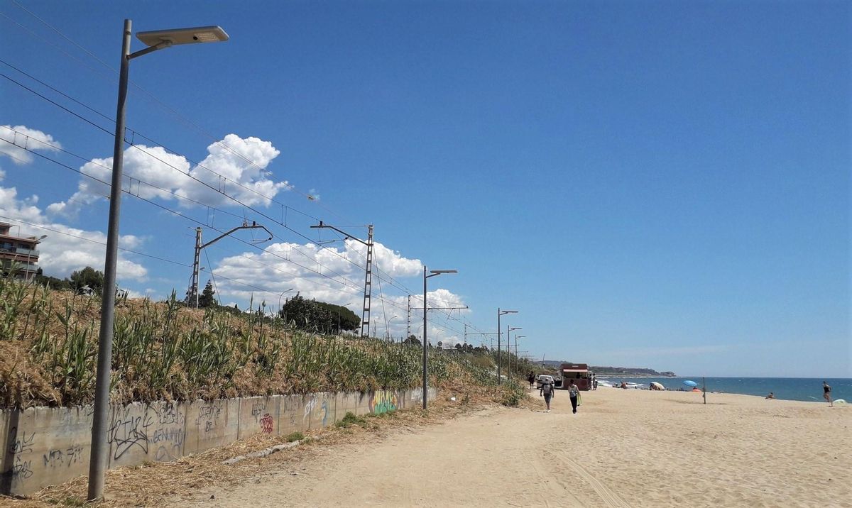 La platja de Sant Simó de Mataró s’il·lumina amb fanals solars