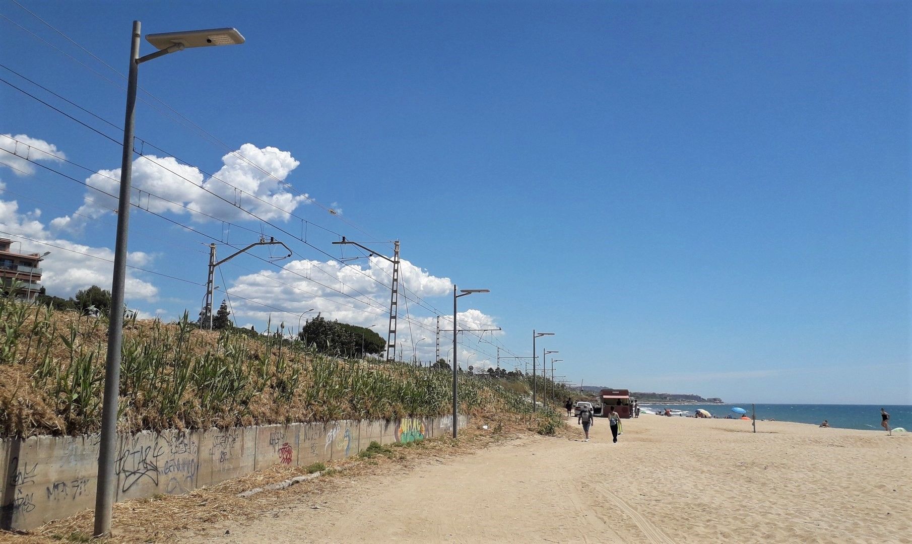 Farolas en la playa de Sant Simó de Mataró.