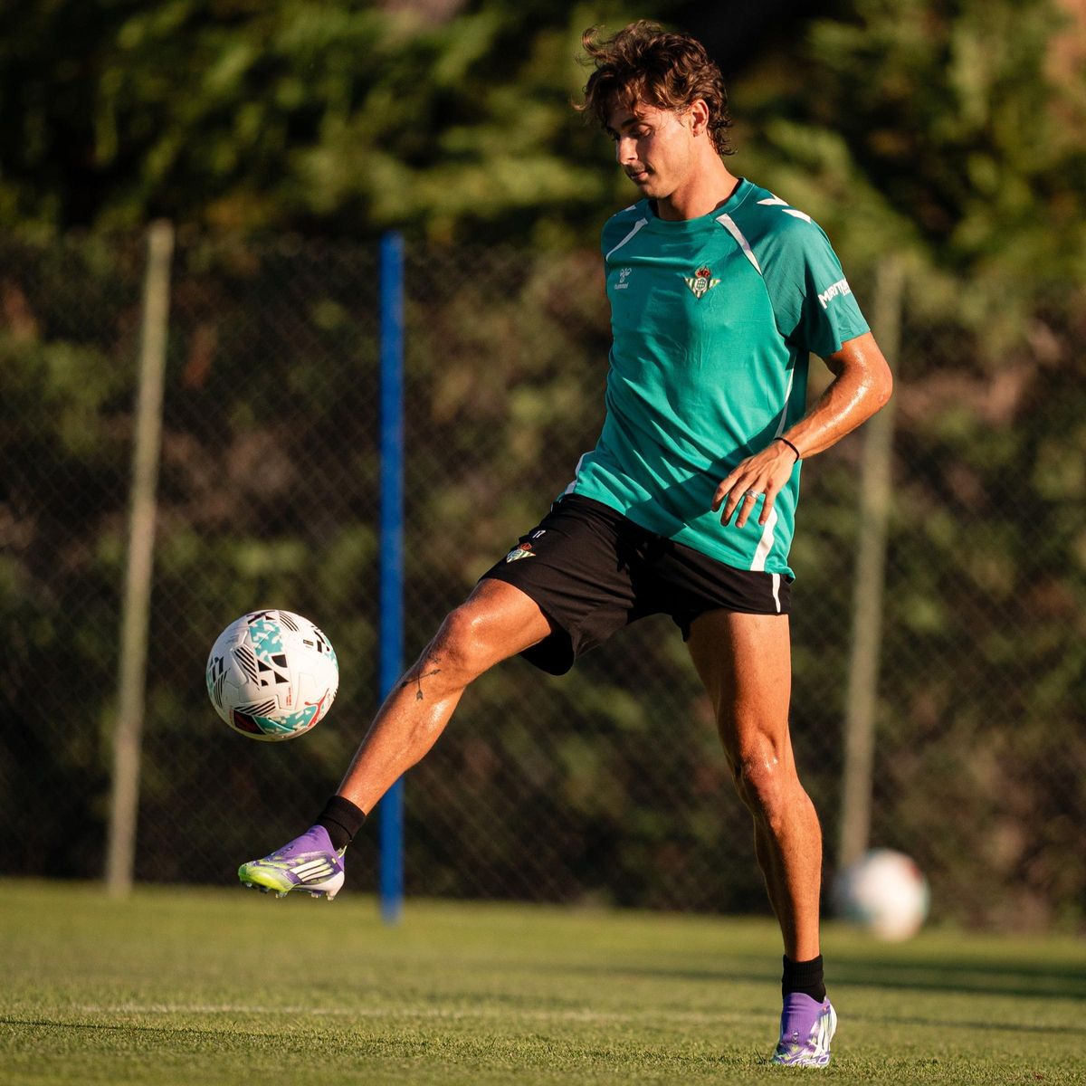 Rodrigo Riquelme en su primer entrenamiento con el Betis