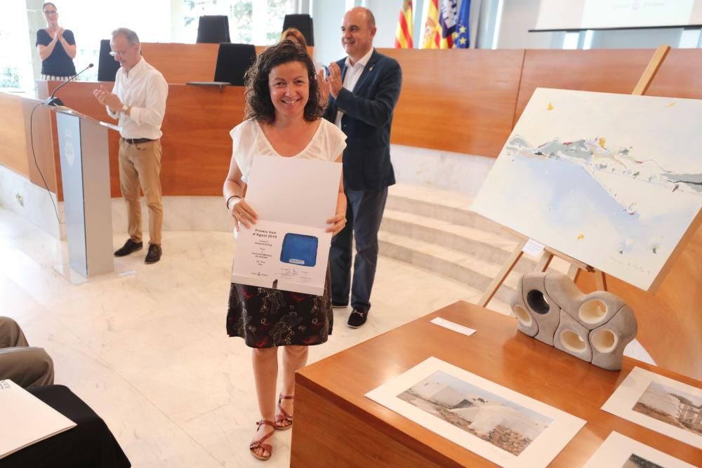 La sala de plenos del Consell Insular acogió ayer la entrega de los premios Vuit d''Agost