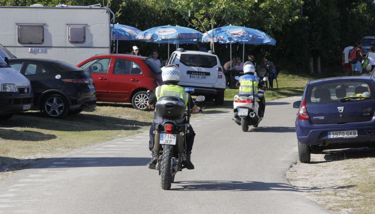 Agentes de la Policía Local en motocicleta en la zona rural.   | // FDV 