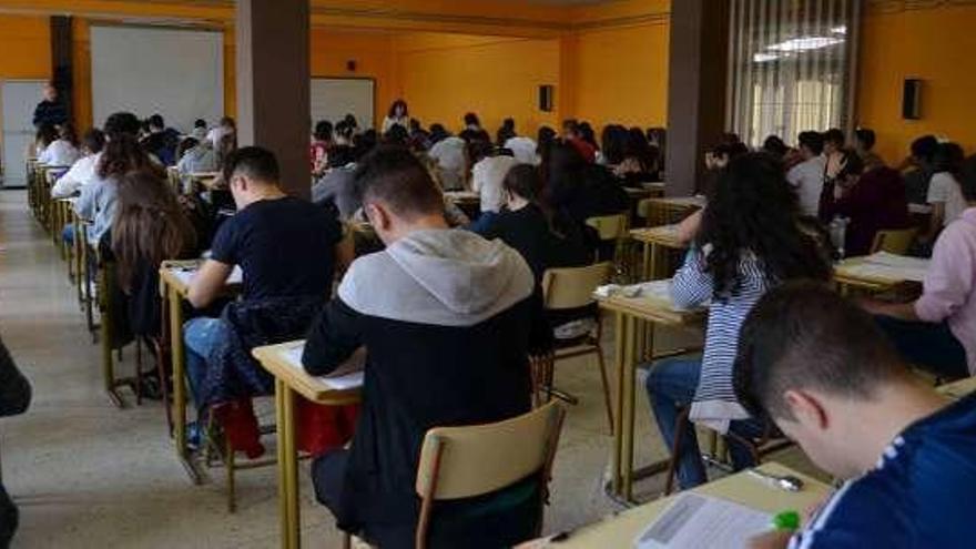 Los exámenes se hacen en un aula del IES León Felipe.