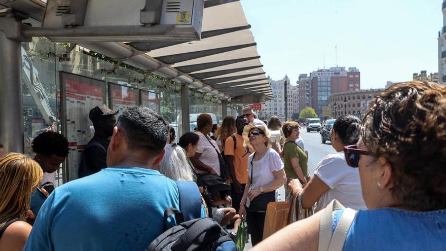 Los medios de transporte público reducen su frecuencia por verano