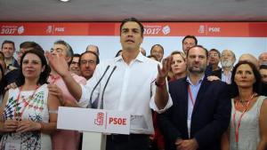 Sánchez celebra su victoria en la sede del PSOE. 