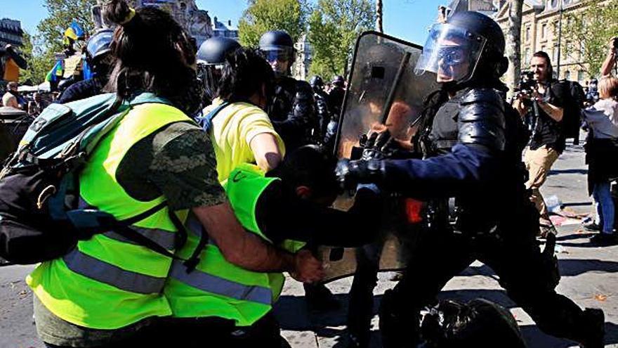 Prop de 200 detinguts en un nou dia de protestes dels Armilles Grogues