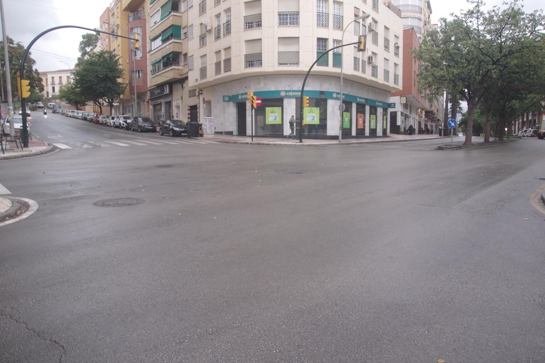 Calles prácticamente vacías en Málaga capital ante la alerta roja por riesgo de importantes tormentas