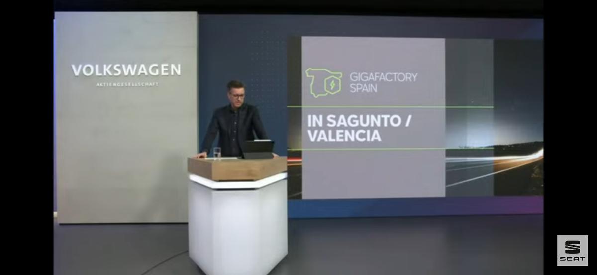 Instante en el que se anuncia la ubicación de la nueva gigafactoría en Parc Sagunt por parte de Volkswagen.
