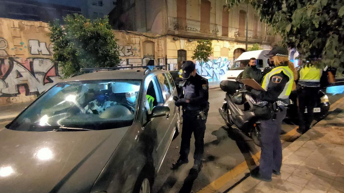 Foto de un archivo de un control policial realizado en Orriols, entre Policía Local y Nacional.