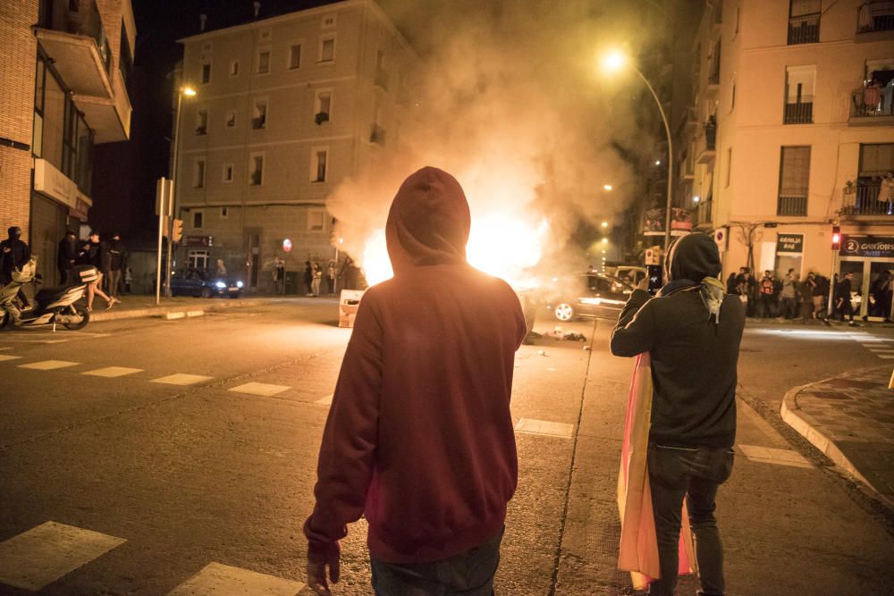 Càrregues i contenidors cremats al centre de Manresa al final de la protesta a la caserna