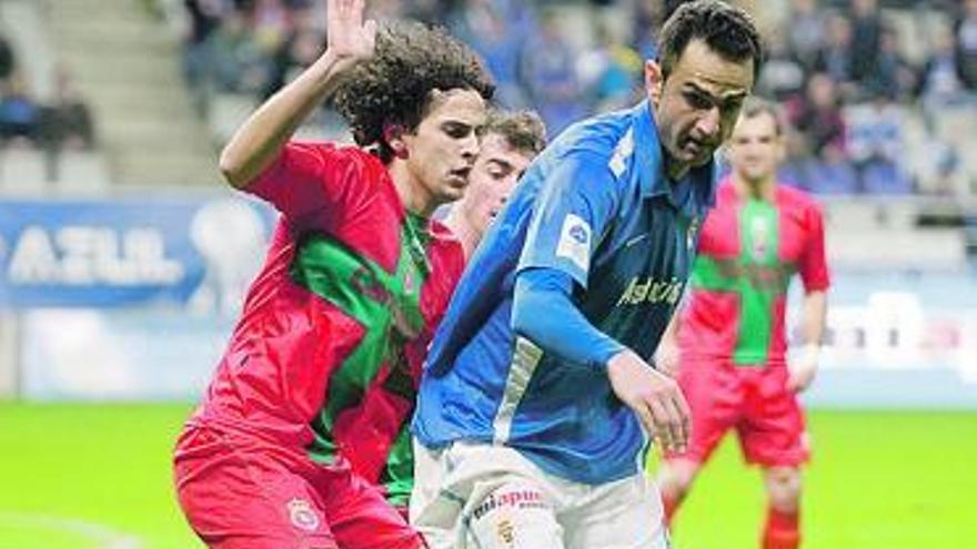 Miguel, en el partido en el Tartiere ante el Barakaldo de esta temporada.