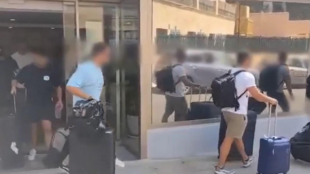 Los policías de la UIP de València, saliendo del hotel de Mallorca