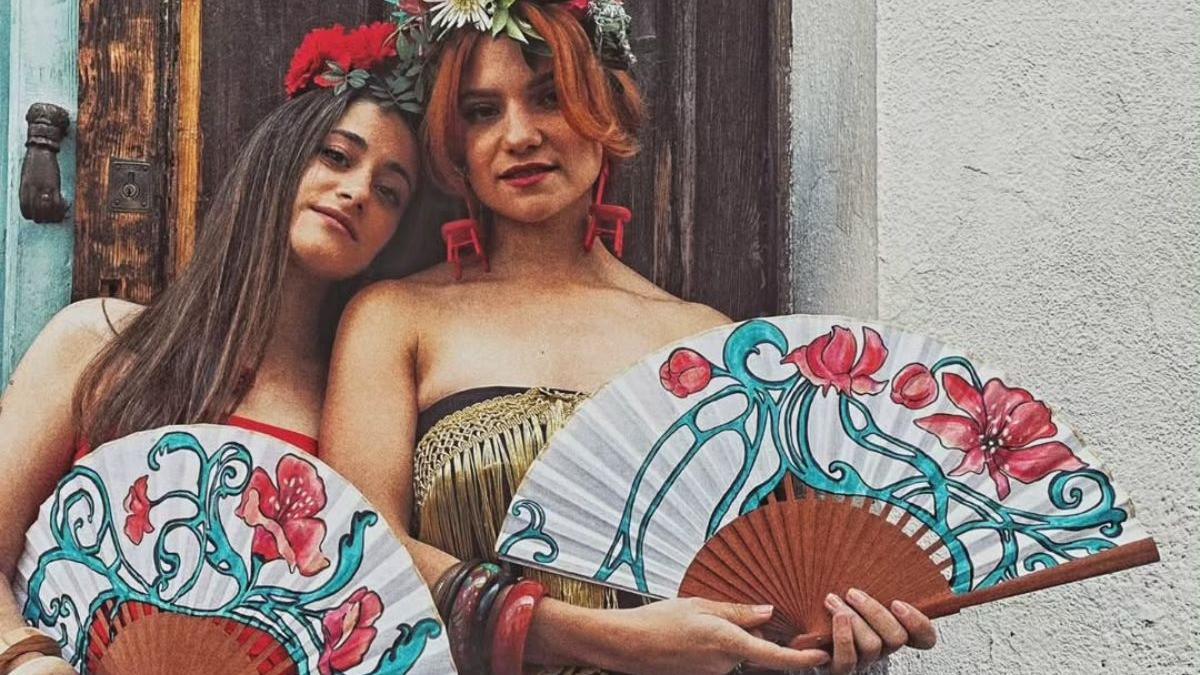 El taller oculto en Córdoba donde una madre y su hija convierten abanicos en auténticas obras de arte