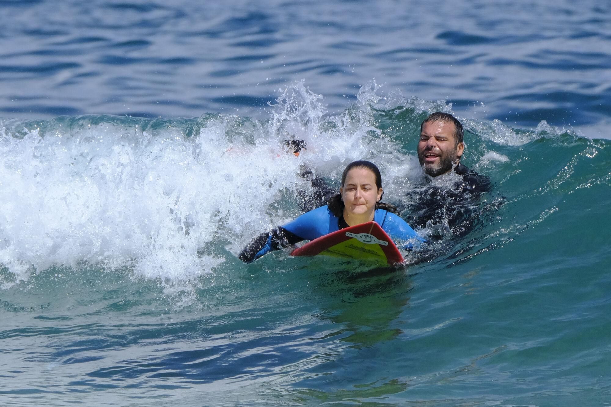 Sarah Almagro y Ale Barbosa (su guía) participan en el campeonato de Parasurfing