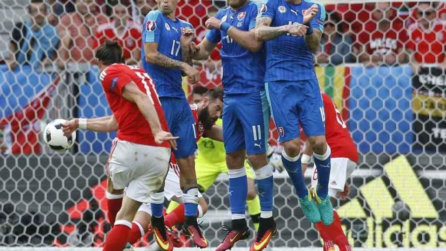 El madridista Gareth Bale lanza la falta que se convertiría en el primer gol de Gales ante Eslovaquia.