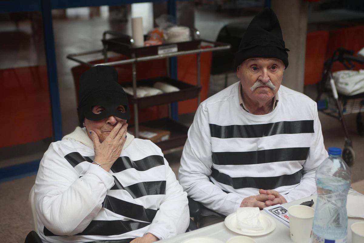 Carnaval en la residencia Torrente Ballester de A Coruña: la fiesta del robo en el Louvre