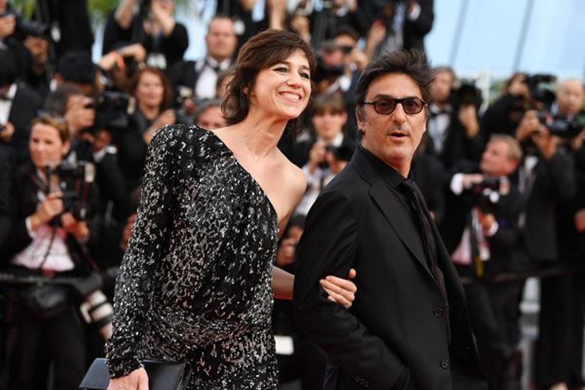 Charlotte Gainsbourg y su pareja