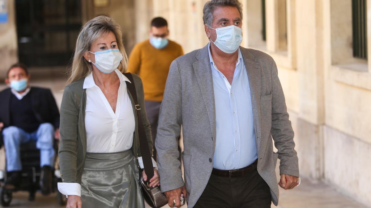 Maria Manuela Carratalá y Enrique Ortiz entrando a la Audiencia Provincial.