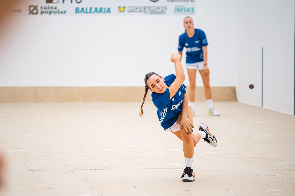 Marina raspa una pilota, ahir a Ondara.