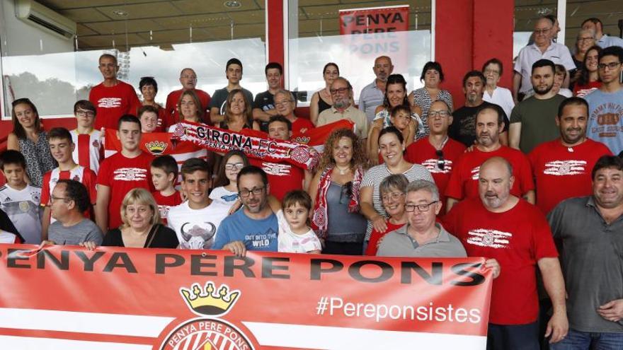 Foto de família entre tots els assistents a la llotja de Montilivi.