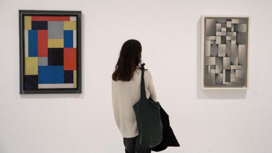 El Museo Reina Sofía recorre la vida creativa del pintor neerlandés Piet Mondrian