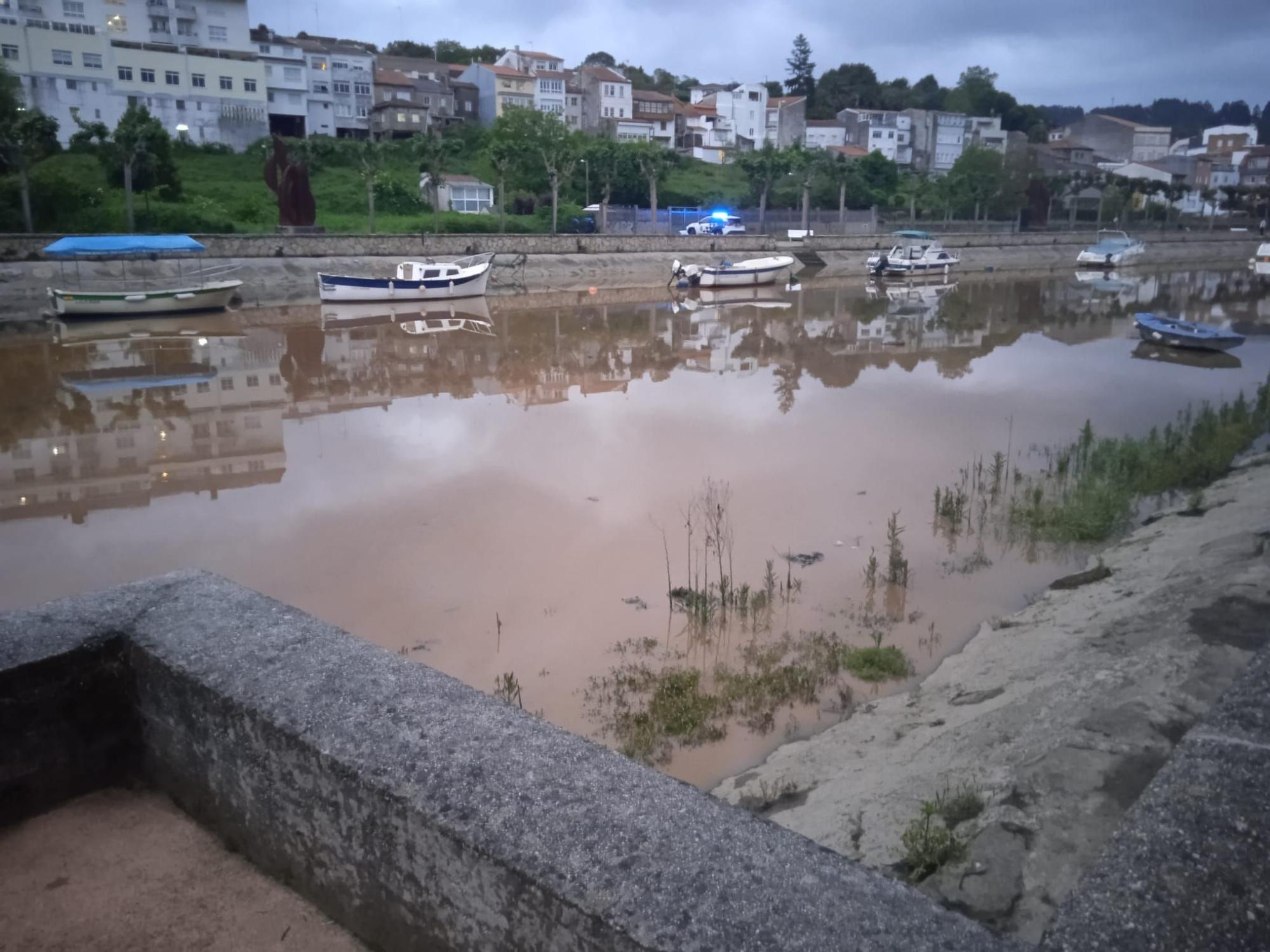 Vertido en Betanzos en la desembocadura del río Pelamios