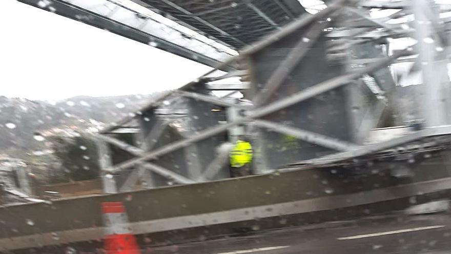 Imagen      de un conductor de la pieza que voló del puente. |   // FDV