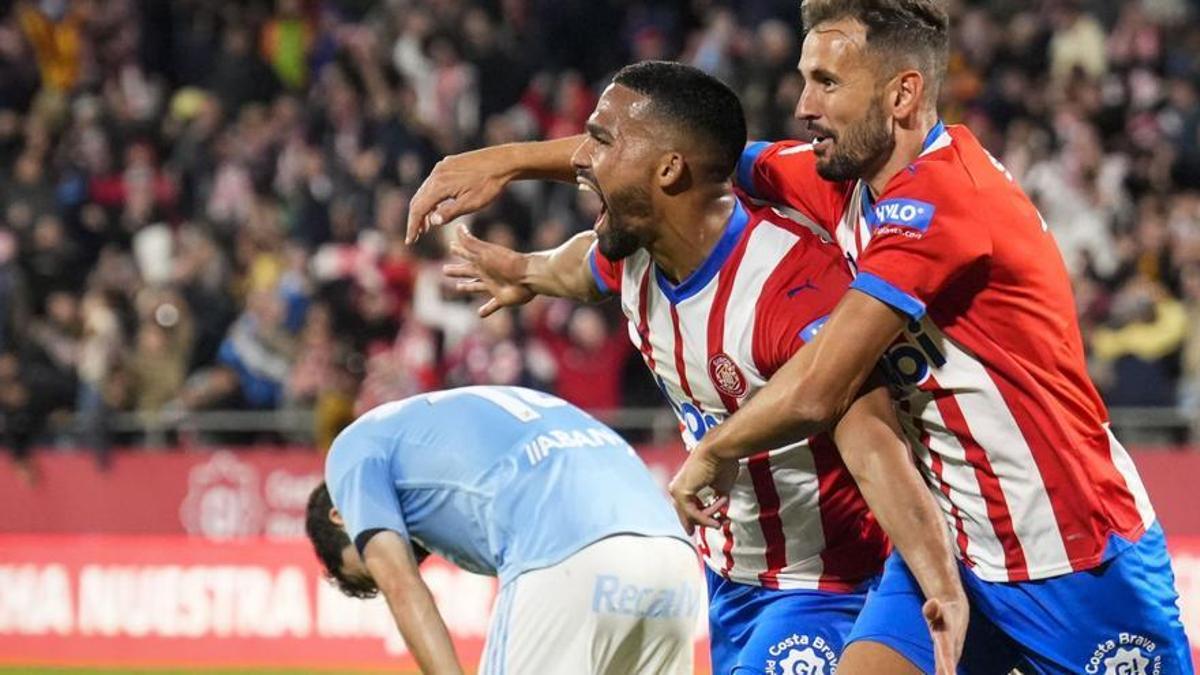 Yangel Herrera y Stuani celebran el gol del Girona ante el abatimiento de Luca de La Torre