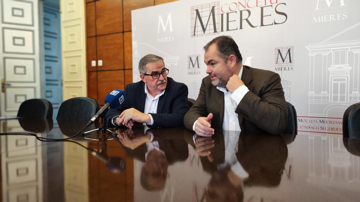 Carlos Paniceres conversa con Aníbal Vázquez durante la presentación de la memoria de la antena cameral de Mieres. | A. Velasco