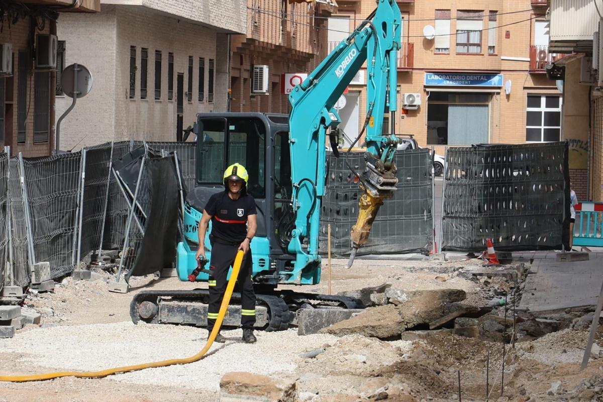 Una fuga de gas obliga a paralizar de nuevo las obras en la calle Pintor Otilio de Alicante