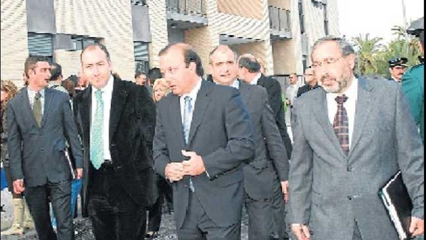 El alcalde, Alejandro Soler, y el director general de la Policía y de la Guardia Civil, Joan Mesquida, el día de la inauguración