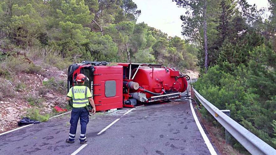 Un camión volcado corta la vía de Sant Vicent