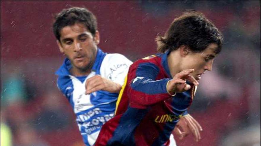El delantero del FC Barcelona Bojan Krkic disputa un balón con Barrena