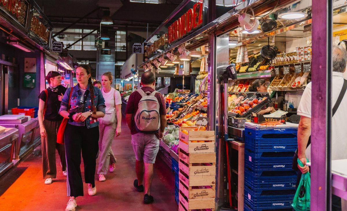 Varias jóvenes recorren el Mercado de la Cebada, ubicado en el centro de Madrid.
