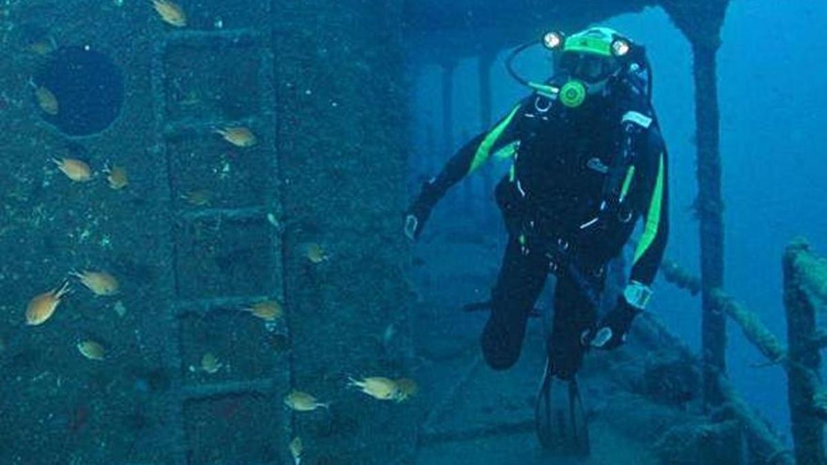 Imagen de una de las inmersiones realizadas para visitar el pecio antes de su retirada.
