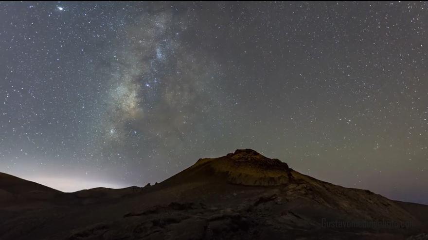 Timelapse de la Vía Láctea en Pico Partido, en Timanfaya.