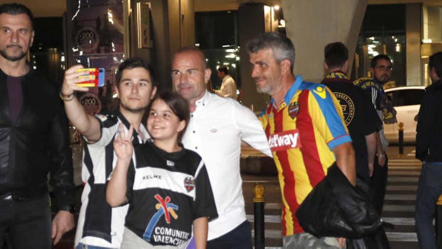 Paco López, junto a varios aficionados a la vuelta de Girona.